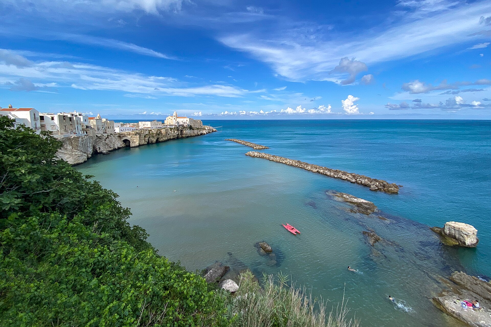 Costa y casco histórico de Vieste, en el Gargano